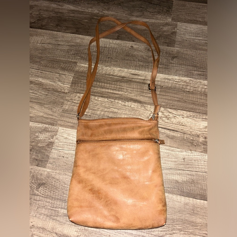 Leather purse, adjustable strap. in good condition!!